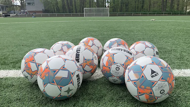 Neue Bälle für die Fußball-AG!