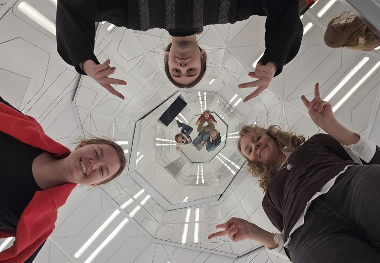 Besuch von Leandro Erlichs Installation „Schwerelos“ im Kunstmuseum Wolfsburg
